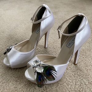 NWT Touch Ups Peacock Feather Open-Toed Heels